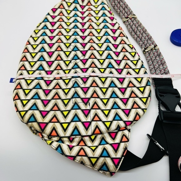 KAVU COLORFUL GEOMETRIC PATTERN SLINGBACK BAG GREAT CONDITION - Picture 15 of 15
